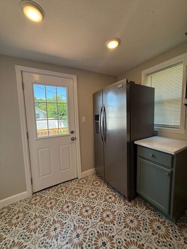 Building Photo - Adorable Home Available