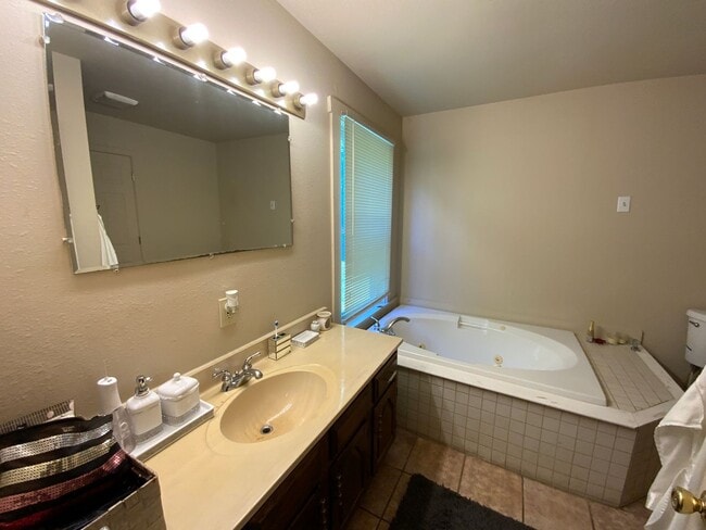 Building Photo - 3 Bedroom Home