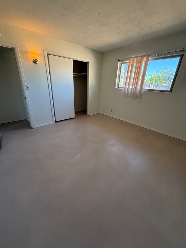 Building Photo - House For Rent