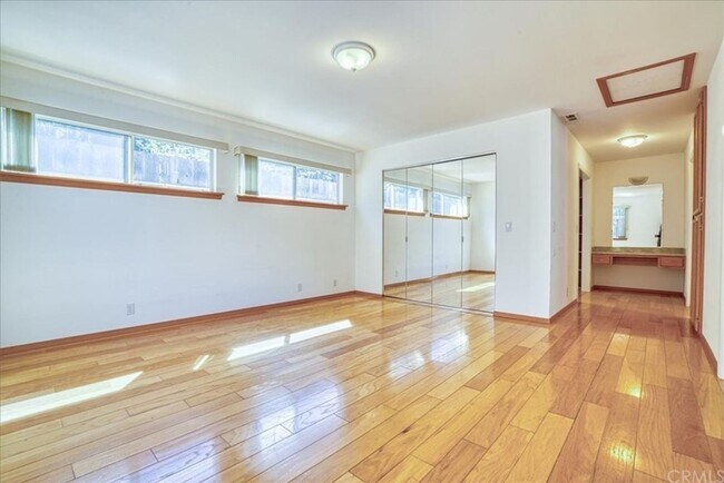 Building Photo - 5 Bedroom 3-bathroom Large single level home!