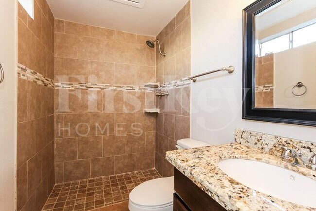 Building Photo - 5627 W Sunnyslope Ln