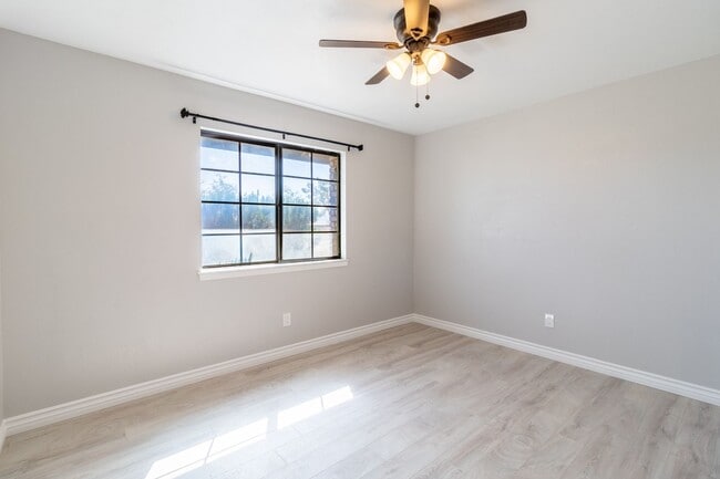 Building Photo - Beautiful 3/2 Apple Valley Home