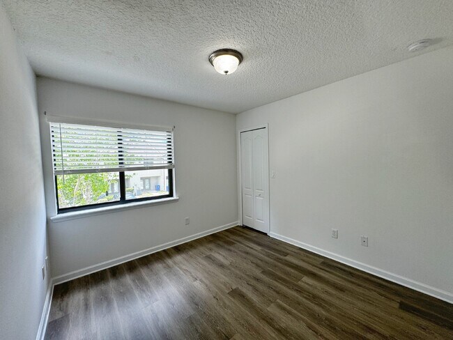 Building Photo - 3BR/2.5BA Paloma Townhome. Bright & Comfortable!