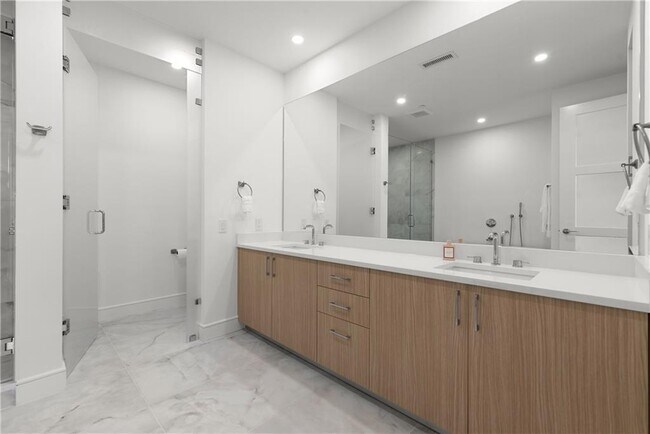 Building Photo - 2425 Peachtree Rd NE