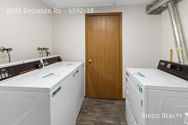 Building Photo - ROOMY 2-Bed Apartment in LOCKPORT