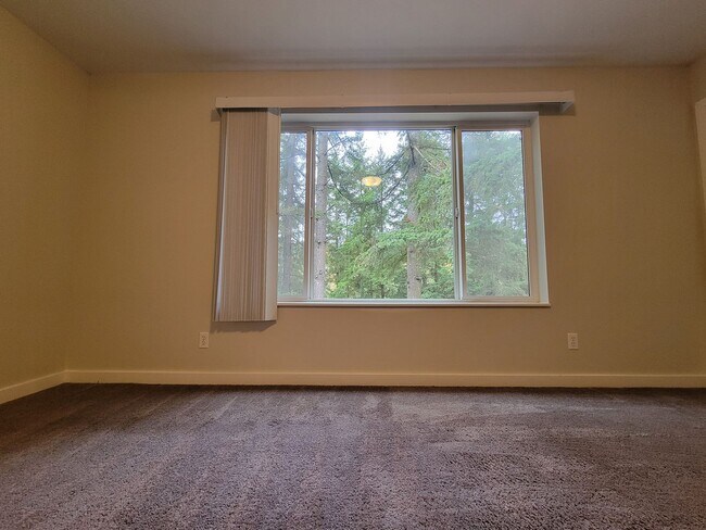 Building Photo - Freshly Painted Duplex in the Heart of Sil...