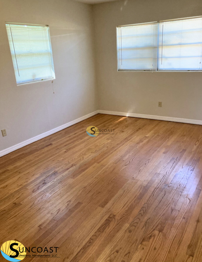 Building Photo - Spacious Home Full of Natural Light!