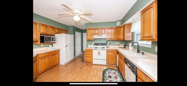 Building Photo - 4822 Sarah Dr