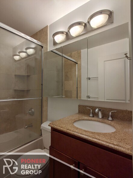Building Photo - 643 W Wrightwood Ave