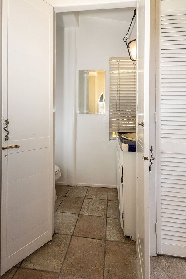 Building Photo - Warm & Welcoming Home Near Melrose with Room to Live, Work & Create