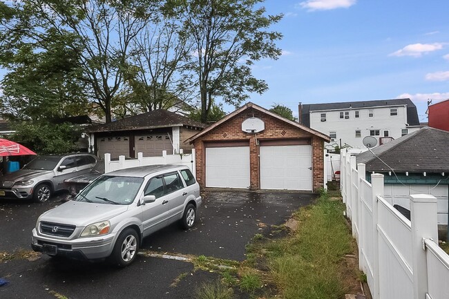 Building Photo - 711 74th St