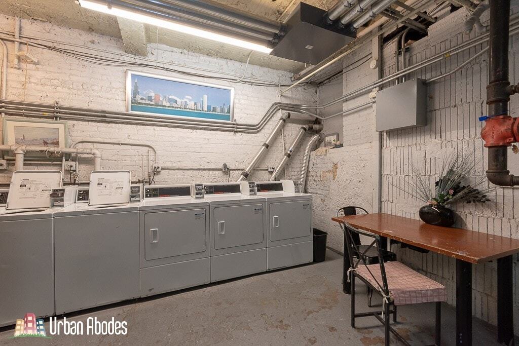 Building Photo - 1337 N Dearborn St