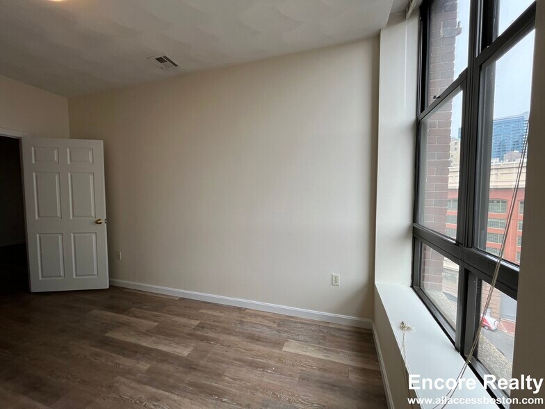 Building Photo - 11 Edinboro St