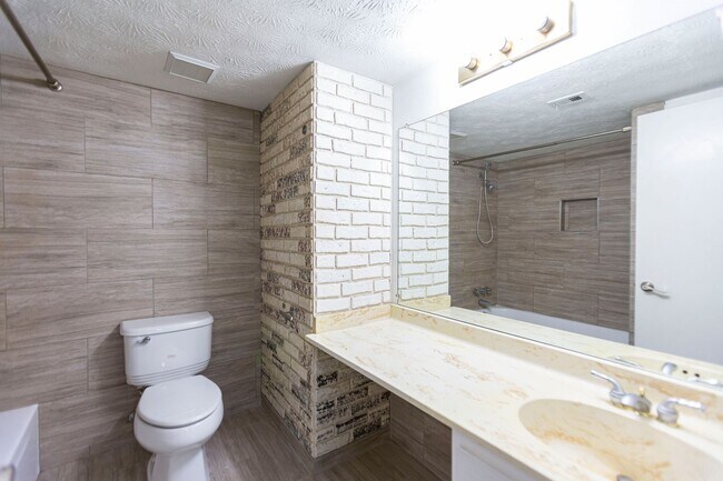 Building Photo - 2bd Townhome in the Heart of Tucker