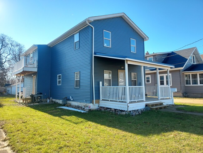 Side yard view - notice the balcony from the Master Suite - 615 Lawn Dr