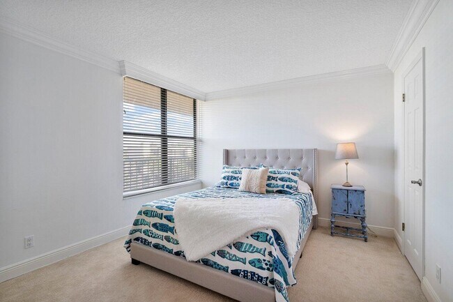 Building Photo - 9 Royal Palm Way