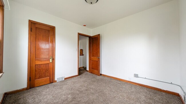 Building Photo - 704 Hickory St