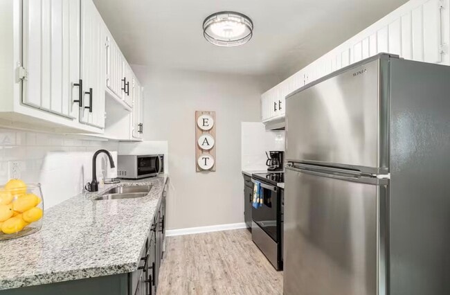 Building Photo - Beautiful Two Bedroom Apartment with Huge Yard Minutes From Hershey