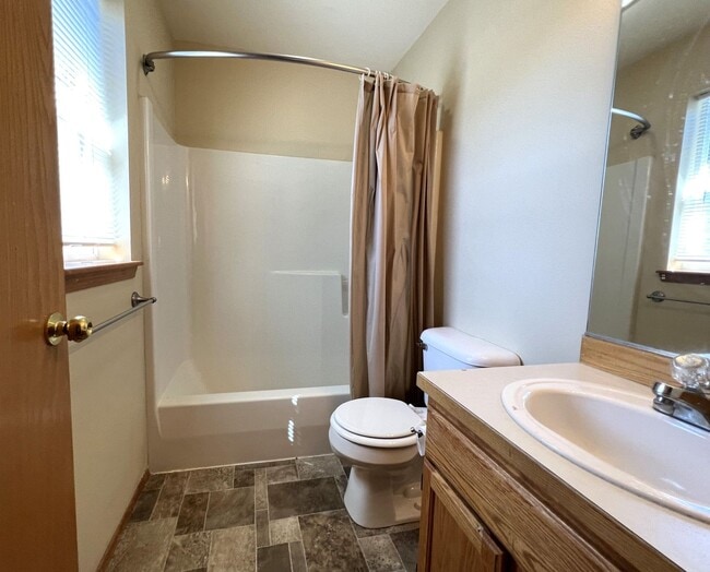Building Photo - Spacious Craftsman Style Home - Pet Friendly!