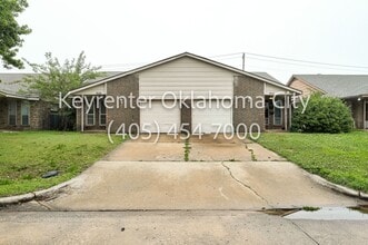 Building Photo - 920-922 SW 97th St Duplex