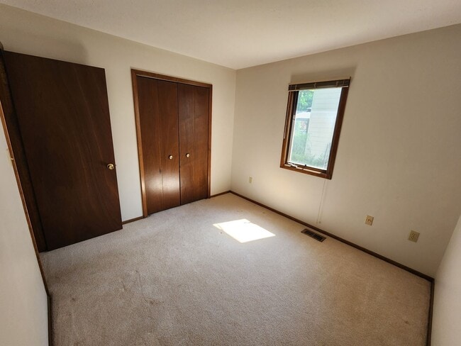 Building Photo - Spacious 3 Bedroom 3 Bathroom Home For Ren...