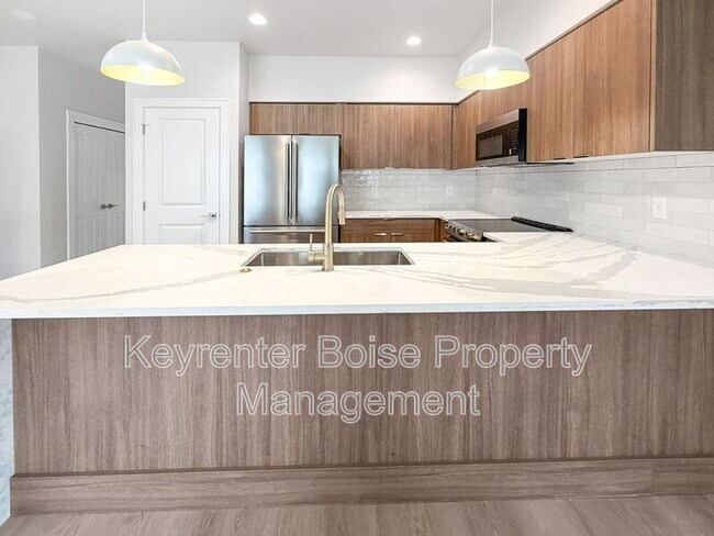 Building Photo - 4337 Greentrail Ln