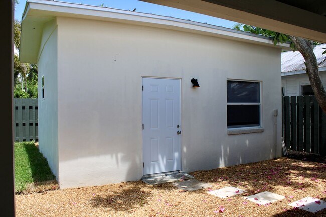 Building Photo - Fully Renovated 3/3 Northwood Home with Gu...