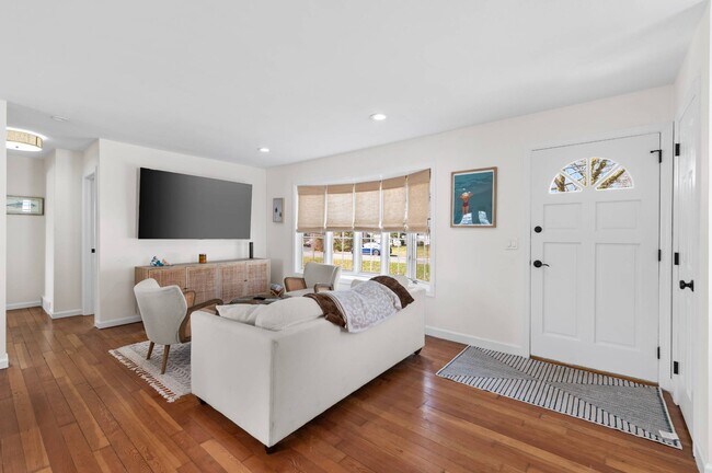 Building Photo - 7 Whiting Rd