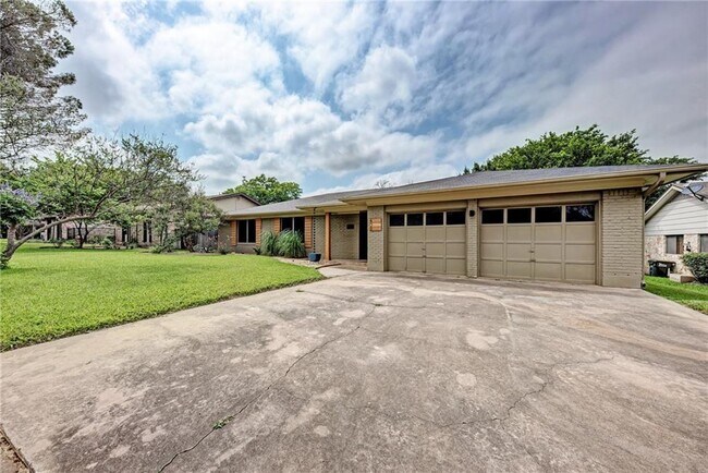 Building Photo - 402 Greenwood Dr
