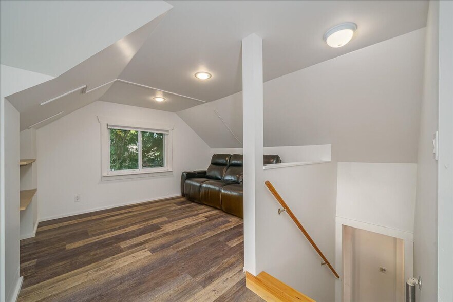 Building Photo - 817 S Sullivan St