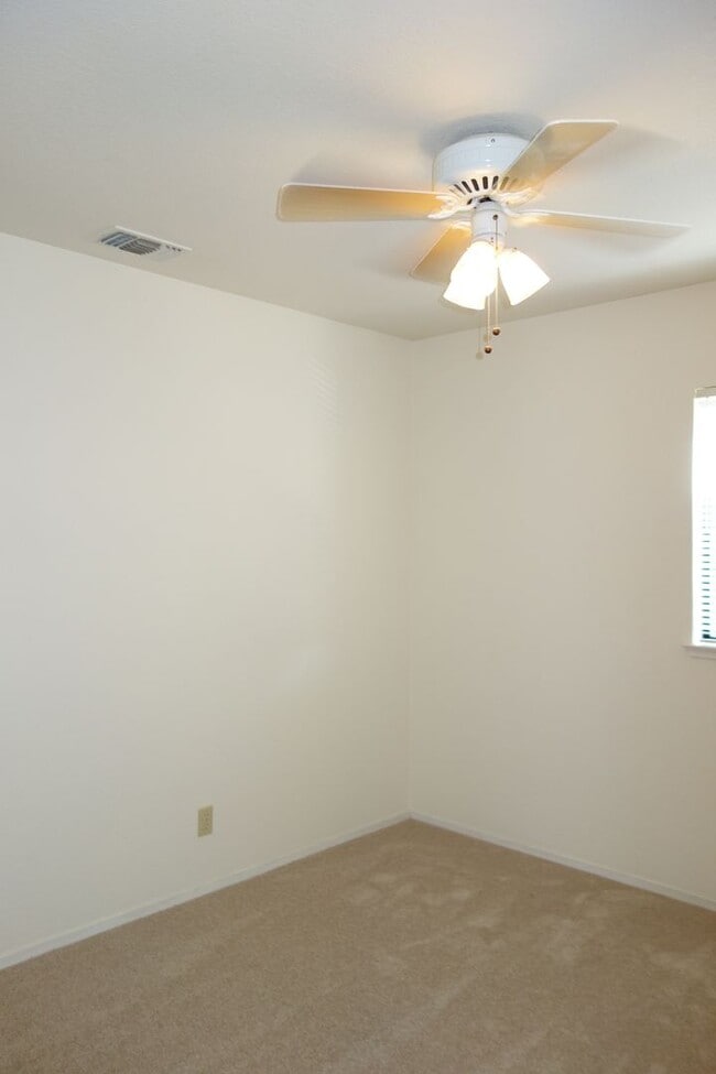 Building Photo - 105 Almond Dr