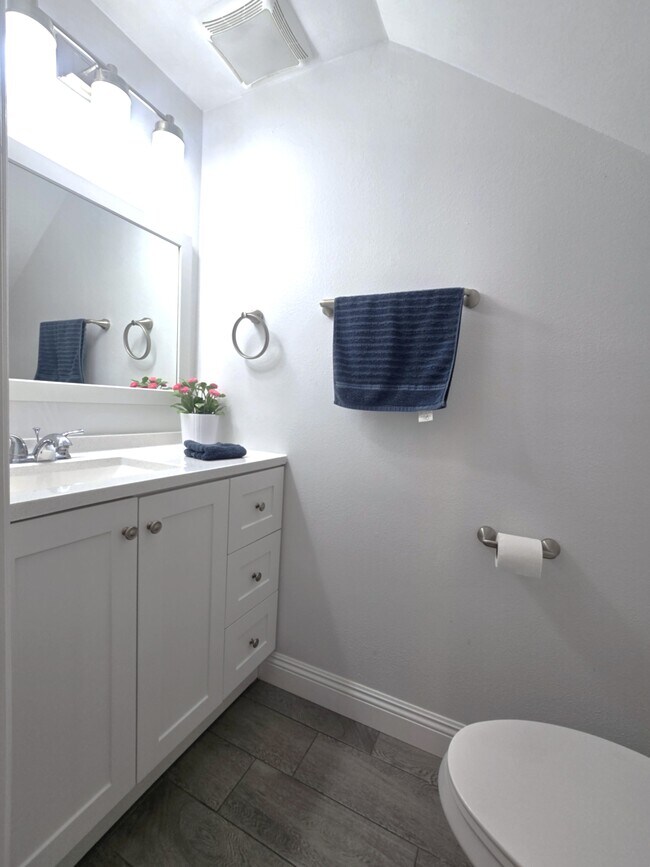 Building Photo - 123 E Bennett Ave