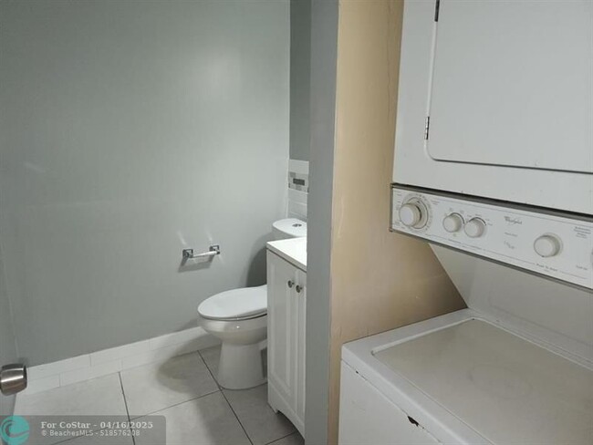 Building Photo - 4174 Inverrary Dr