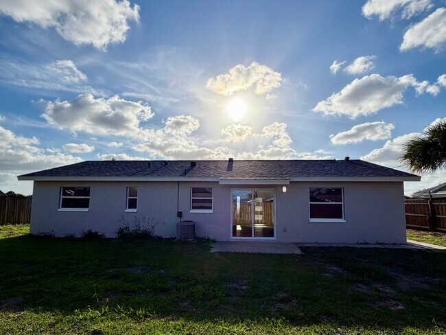 Building Photo - Adorable Makeover Melbourne Florida-Close to Wickham Rd.