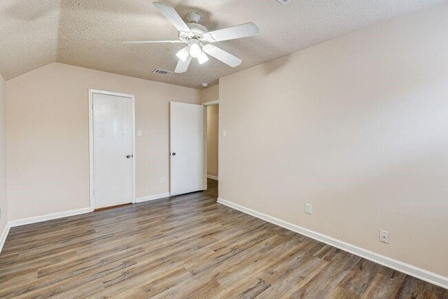 Building Photo - 2107 Collingsfield Dr