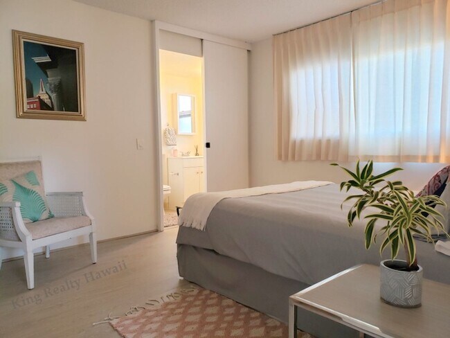 Building Photo - **UPGRADED, RARE Only 2 units per floor! 2...