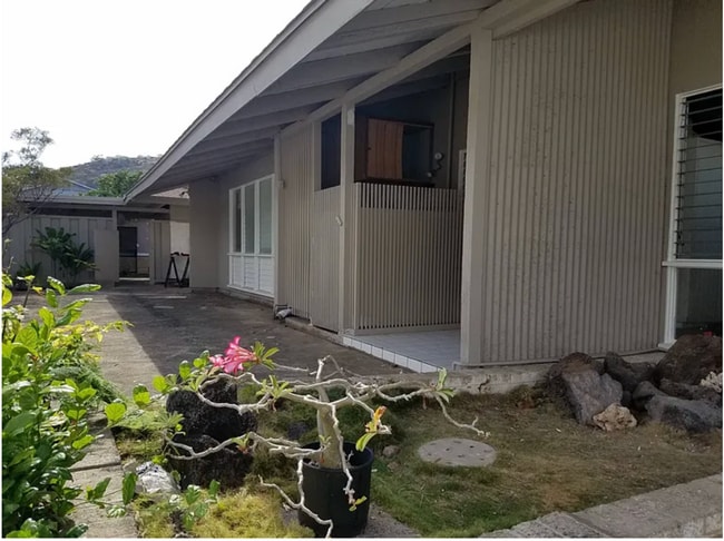 Building Photo - Three bedroom, Two Bath Single Family Home in the Kuliouou-Kalani Iki Neighborhood!