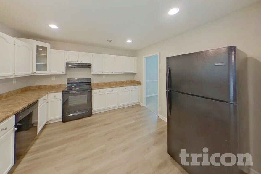 Building Photo - 4270 Riverlake Way