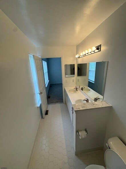Building Photo - 10 Starboard Ct