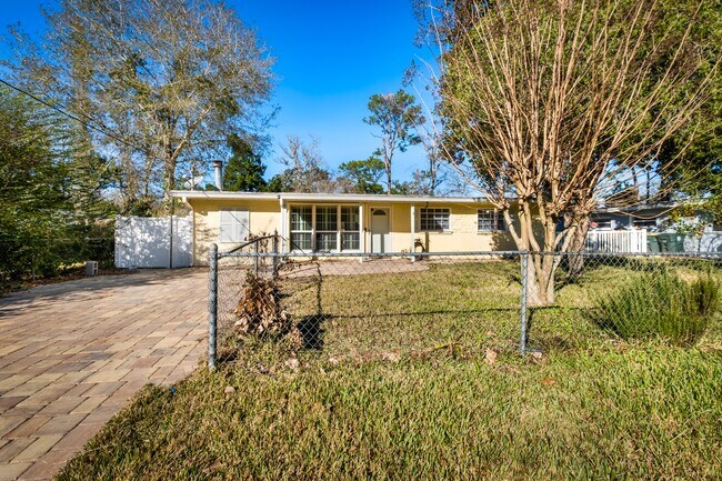 Building Photo - 3023 Lorman Dr
