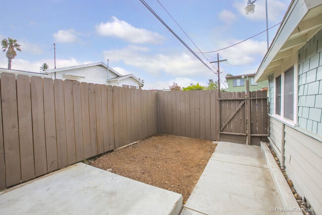 Building Photo - Adorable 2 Bedroom Cottage with Fenced yard, Washer+Dryer, Dishwasher, Reserved Parking!