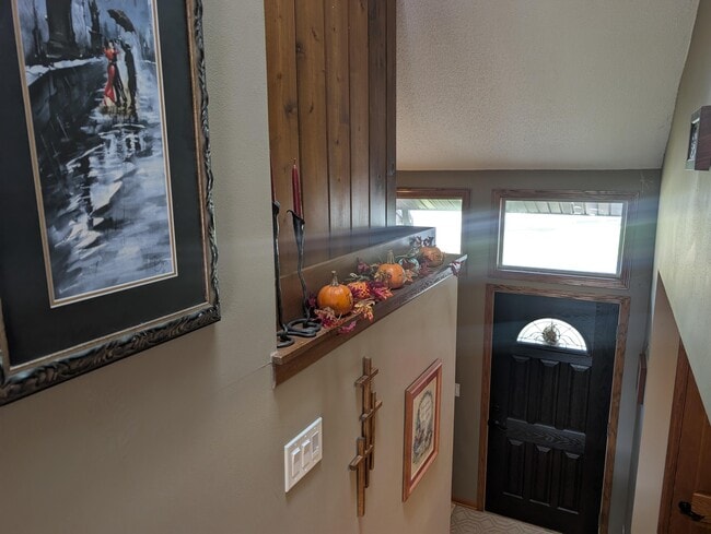 Building Photo - 607 Tamarack Dr W