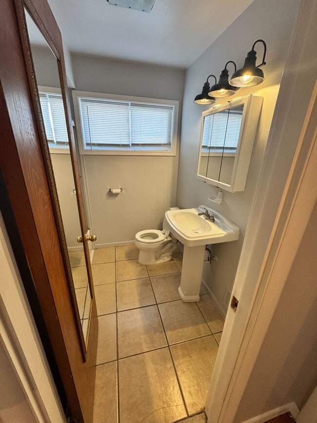 Building Photo - Charming Home in St. Clair Shores