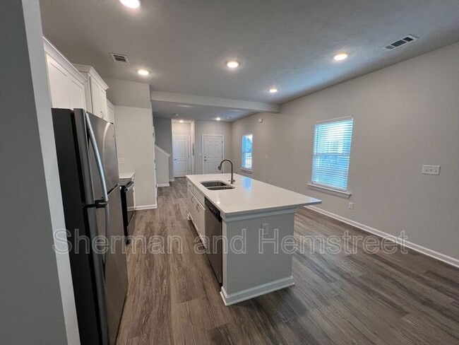 Building Photo - 7058 Hummingbird Dr