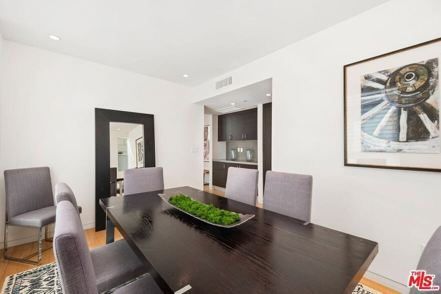 Building Photo - 742 N Hudson Ave