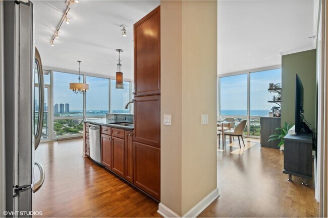 Building Photo - 1629 S Prairie Ave