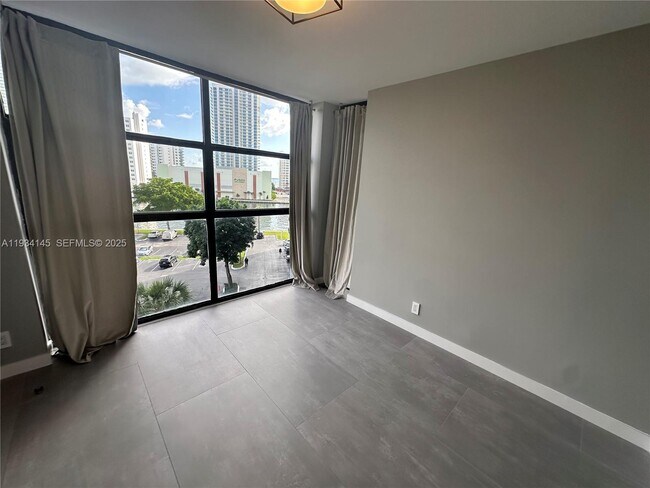 Building Photo - 600 Parkview Dr