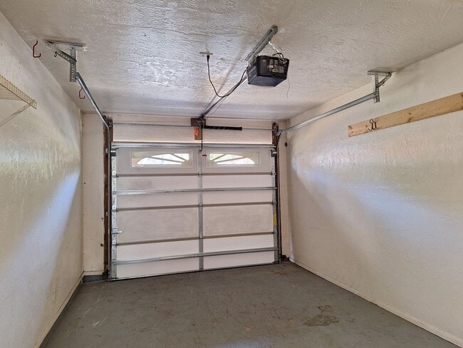 Building Photo - 2BR 2BA 1 CAR GARAGE DUPLEX