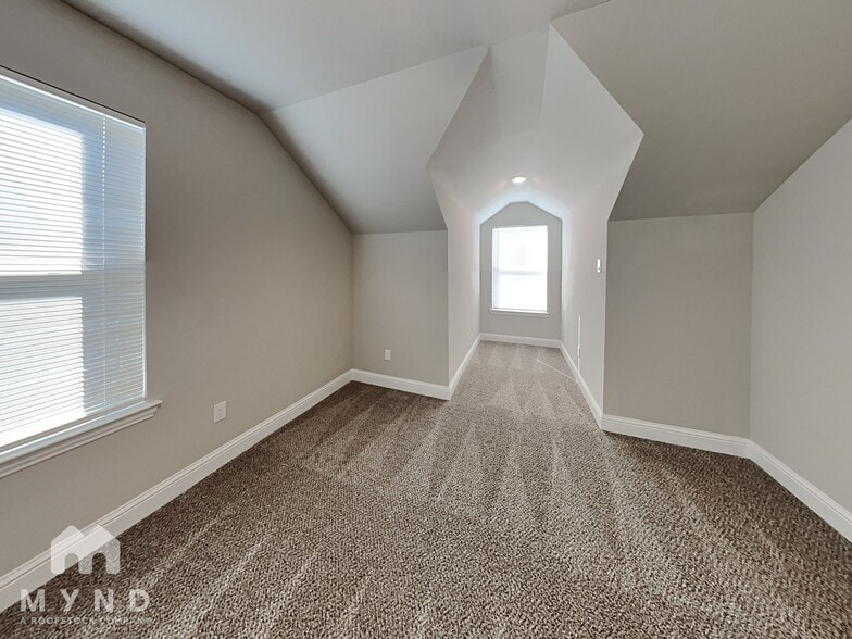Building Photo - 5711 Barkridge Dr