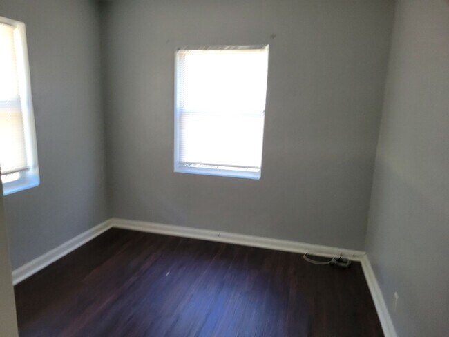 Building Photo - Cute 2 Bedroom